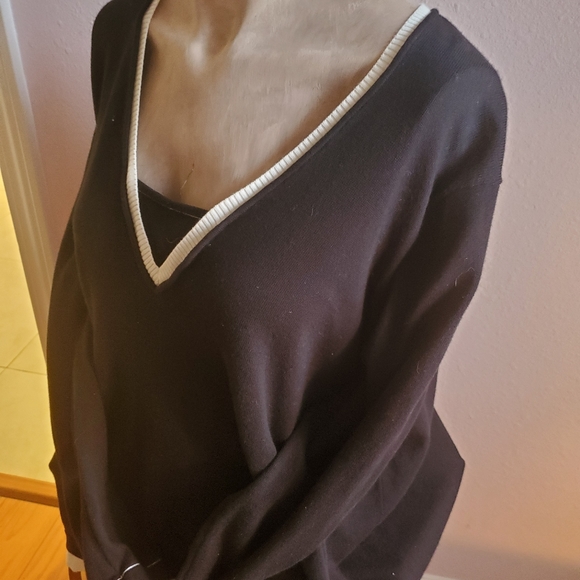 SOLD Emma James Collection Sweater - Picture 12 of 13